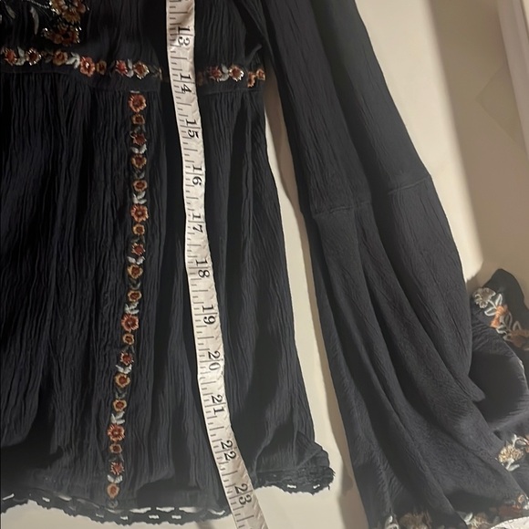 #28 American Eagle Boho Top Floral Embroidered Grey with Bell sleeves Sz M - Picture 12 of 13